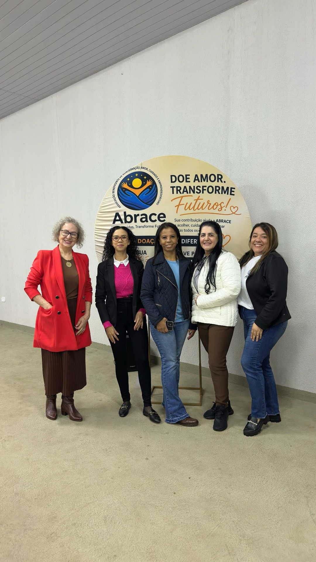 Equipe da ABRACE no painel “Doe amor. Transforme futuros” durante o Café Visão