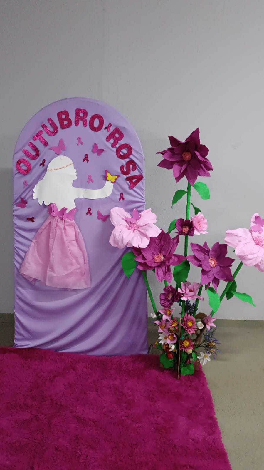 Decoração do painel de Outubro Rosa montado pela ABRACE