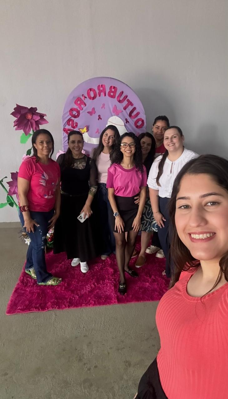 Grupo de mulheres reunidas no evento de Outubro Rosa da ABRACE