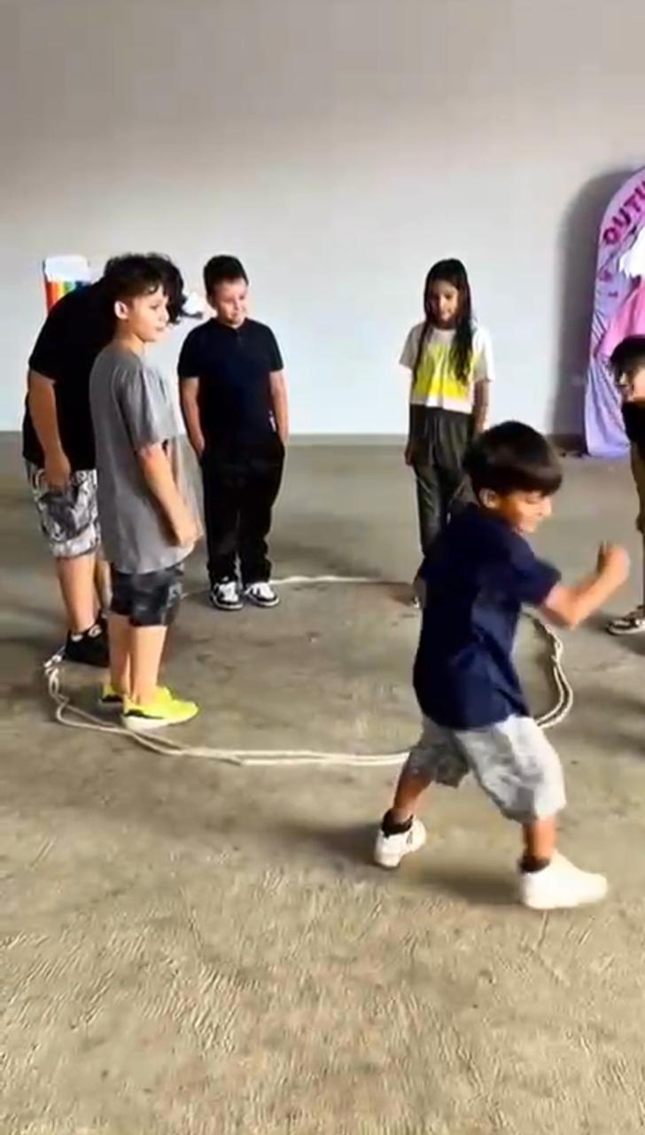 Crianças brincando de pular corda em atividade recreativa da ABRACE