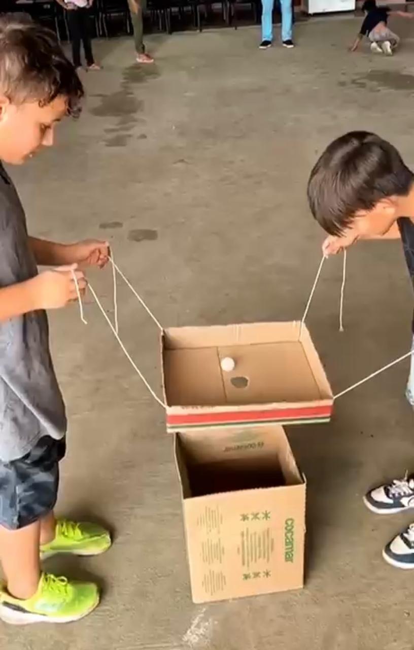 Crianças em atividade recreativa em equipe promovida pela ABRACE